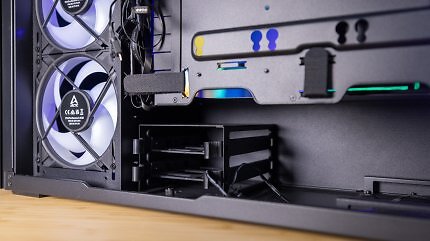Viel Platz für Massenspeicher: Die HDD-Käfige sind leicht zugänglich und lassen sich per Thumbscrew sehr schnell ausbauen.