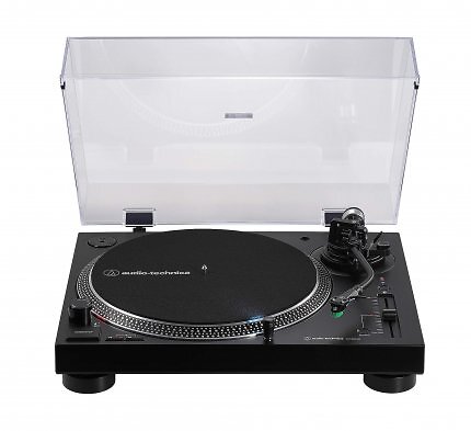 Zur Ausstattung des<a href='www.amazon.de/dp/B08CRRSYB8?th=1&amp;linkCode=ll1&amp;tag=sftmagdiglifu-21&amp;linkId=b670df84d47d0eddbd03dc47ebbd155b&amp;language=de_DE&amp;ref_=as_li_ss_tl'> Audio-Technica LP120xBTUSB</a> gehört ein integrierter, zuschaltbarer Phonovorverstärker. Dazu verfügt er mit dem AT-VM95E über ein im Vergleich zu Einsteigermodellen viel besser klingenden Tonabnehmer.