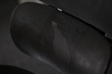 Der Flexispot C7 Morpher kommt ohne Polsterung aus. Hier sitzen Sie auf einer Konstruktion, bei der wie bei der Lordosenstütze das Wintex-Mesh-Gewebe über einen Kunststoffrahmen gespannt ist.