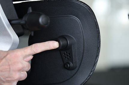 Die per Pump-Knopf aufblasbare Lordosenstütze ist kein Spielzeug sondern eine ergonomisches Extras, das zusätzlich auch den Sitzkomfort verbessert.