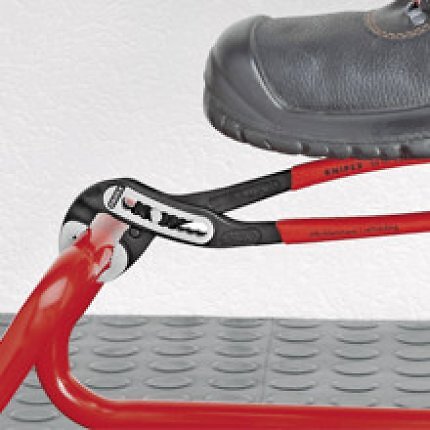 Die Knipex Alligator ist günstiger als die Knipex Cobra. Den Selbstklemmeffekt bietet auch sie.