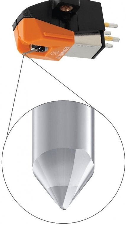 Der Audio-Technica-AT-VM95EN-Tonabnehmer ist mit einer elliptischen, nackten, aus einem Stück geschliffenen Diamantnadel bestückt