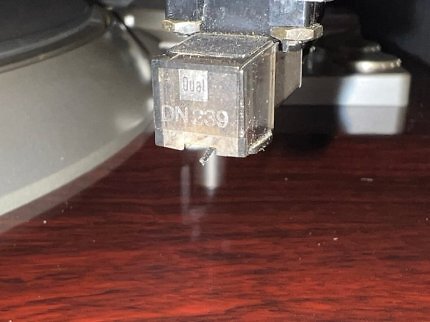 Die Technik meines Denon-DP-37F-Plattenspieler funktioniert einwandfrei. Die Nadel des Dual-DN-239-Tonabnehmers ist allerdings defekt.
