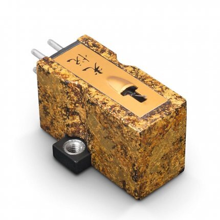 Das <a href='www.koetsuaudio.com/urushiwajima'>Koetsu Urushi Wajima</a> ist ein besonders edles, in einer japanischen Manufaktur hergestelltes MC-Tonabnehmersystem der absoluten Spitzenklasse. Das Gehäuse aus Rosenholz mit Buchenharz-Schicht und Gold-Beimischung und der traumhafte Klang haben einen sehr stolzen Preis von ca. 6.400 Euro.