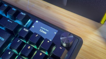 Mit dem Multifunktionsdrehregler und dem Mini-Bildschirm der Corsair Vengeance Pro 96 legen Sie den Auslösepunkt der Magnetschalter fest.