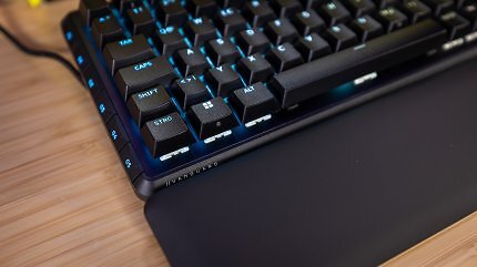 Die Position der G-Tasten am linken Rand verhindert ein ungewolltes Auslösen beim Tippen. Alle Tasten eignen sich für die Bedienung des Elgato Stream Decks.