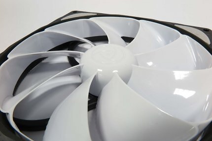 PC-Lüfter: Noiseblocker E-loop in der Nahaufnahme