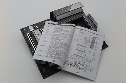 Sapphire Nitro+ B850A WiFi7: Dass man während des Zusammenbaus in einem physischen Handbuch nachschlagen kann, ist ein willkommener Unterschied zu etablierten Mainboard-Marken.