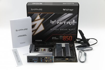 Sapphire Nitro+ B850A WiFi7: Der knappe Packungsinhalt passt zu einem Preis-Leistungs-Angebot.