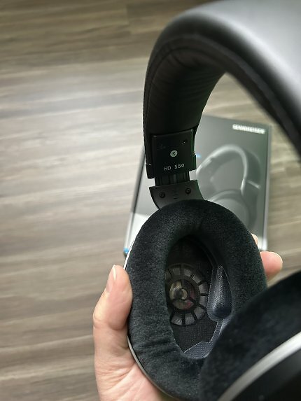 HiFi-Kopfhörer wie die Sennheiser HD 550 sind oft mit weichen Samt-Ohrpolstern bestückt.