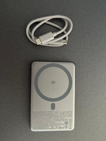 Die Powerbank Torras PB-10 kann auch drahtlos mit Qi2 und kabelgebunden mit USB-C laden.