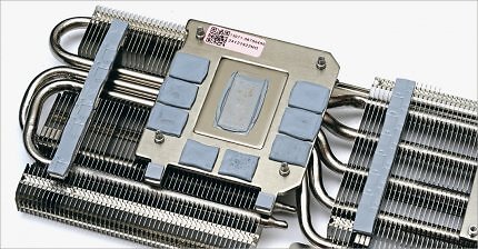 Asus nutzt auch auf der UVP-Karte ein Phasenwechselpad für die GPU und bindet neben den Speichermodulen auch die primären Spannungswandler an.