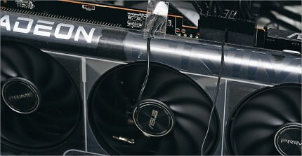 Die Temperatur der vom Grafikkartenkühler angesaugten Luft ermitteln und überwachen wir mittels eines Temperatursensors im Ansaugbereich des mittigen Lüfters.