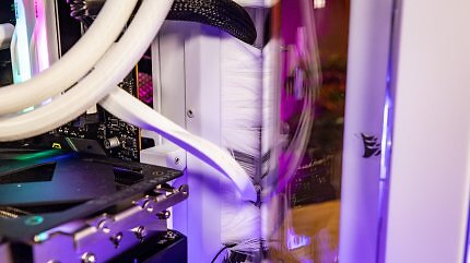 Statt auf Gummierungen setzt Corsair dieses Mal auf Borsten für die Kabeldurchführungen.