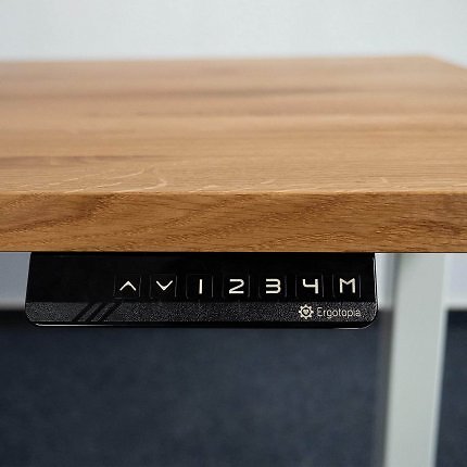 Ein Display und mindestens drei Knöpfe zum Speichern und Aufrufen verschiedener Höheneinstellungen gehören zur unverzichtbaren Ausstattung der Bedieneinheit.