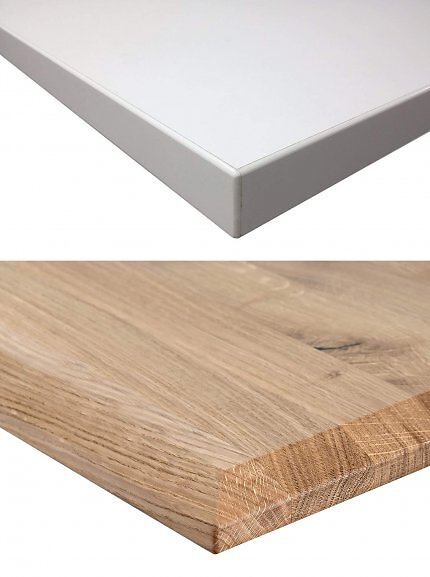 Höhenverstellbarer Schreibtisch: Tischplatten aus Massivholz oder Echtholzfunier (unten) sind anfälliger für verschüttete Flüssigkeit und Kratzer als eine mit Melaminharz beschichtete Sperrholzplatte (MDF).