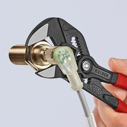 Der Zangenschlüssel geht dankt glatter Backen materialschonend vor als eine Rohrzange.