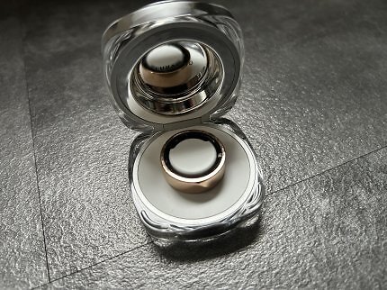 Ein edles, silbernes Lade-Case für einen Smart Ring