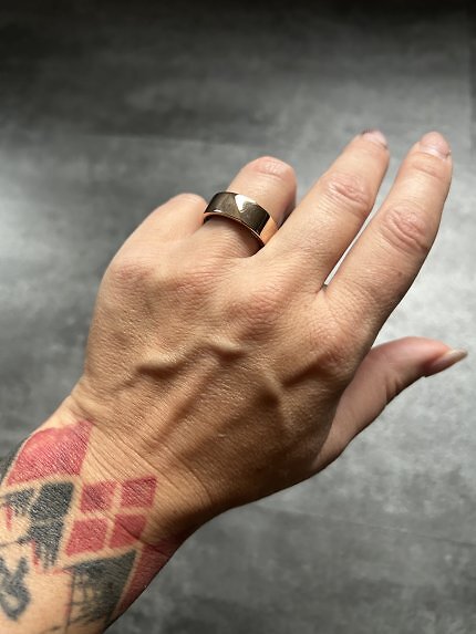 Sieht aus, wie ein normaler Ring. Er ist nur ein wenig dicker.