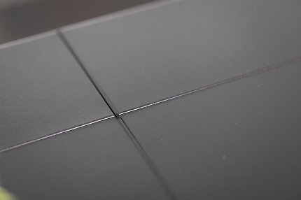 Das für den Secretlab Magnus Pro erhältliche Magnet-Set für Kabelführungen kann ich auch am Magnus Evo XL nutzen. Allerdings verfügt der nur über einen 10 Zentimeter breiten Streifen mit Metalloberfläche am hinteren Ende der Tischplatte.