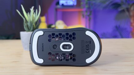 Die Aussparungen auf der Unterseite der Sony Inzone Mouse-A sind nur angetäuscht und bestehen aus transparentem Kunststoff, der unbeschichtet ist.