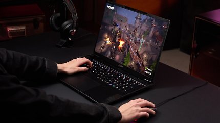 Der Stealth 18 HX ist extra leicht &amp; dünn, wartet dennoch mit 18"-Display und bis zu GeForce RTX 5090 Grafik auf!