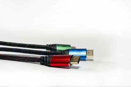 HDMI-Kabel mit rotem, grünem und blauem Kopf.