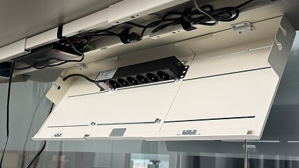 Zur Ausstattung des Flexispot E7 Flow gehört ein Kabelmanagementsystem. Das dient gleichzeitig als Aufbewahrungsort für die mitgelieferte Steckdosenleiste und als Abdeckung für die Querstrebe, an der die Motor-Steuereinheit angebracht ist.