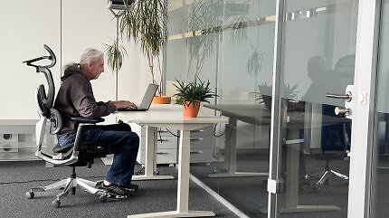 Für die optimale Ergonomie empfehlen Arbeitswissenschaftler, 60 % zu sitzen, 30 % zu stehen und sich 10 % zu bewegen, wie etwa im Büro herumzulaufen.
