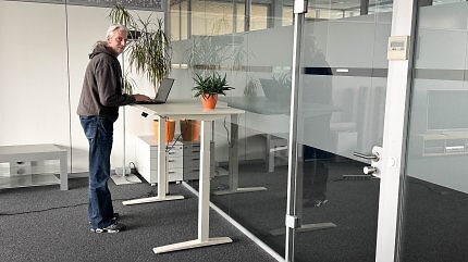 Wie bei allen ergonomischen, höhenverstellbaren Schreibtischen nimmt auch beim Flexispot E7 Flow die Stabilität ab etwa einem Meter Tischhöhe leicht ab.