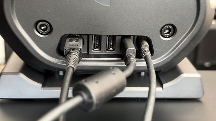 Für zusätzliche Geräte stehen drei USB-A-Anschlüsse auf der Rückseite der RS50 Base zur Verfügung.