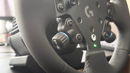 Das Lenkrad liegt ergonomisch in der Hand. Zum Bedienen eines der beiden Drehschalter müssen Sie die komfortable Handhaltung allerdings aufgeben.