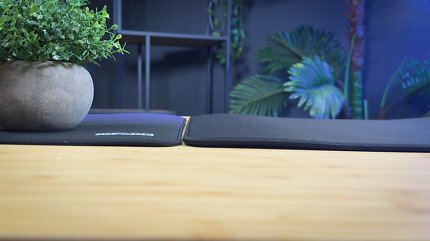 Mit 6 mm ist die Mat-F 2 mm höher als die Mat-D. Die Ergonomie ist zwar bei beiden sehr gut, dank der Polsterung liegt der Unterarm auf dem höheren Modell noch bequemer auf.