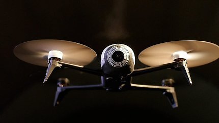 Fliegende Drohne auf schwarzem Grund