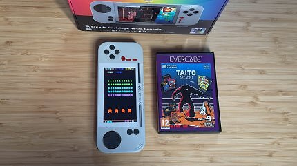 Der Tate-Modus ist ein echtes Highlight: Vertikale Spiele wie Space Invaders im Bild werden per Knopfdruck im Hochformat dargestellt. Das macht das Evercade EXP-R zur authentischen Plattform für Hochkant-Arcade-Titel.