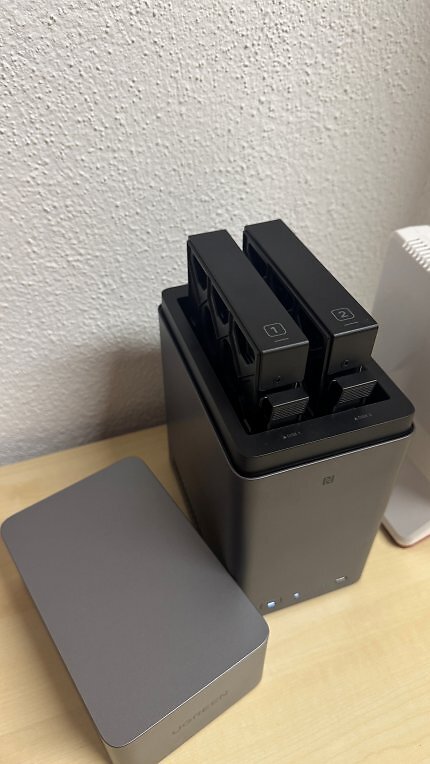 In die Ugreen NASync DH2300 passen zwei Festplatten, die man separat kaufen muss, etwa die aktuell im Angebot erhältlichen WD Red Pro.