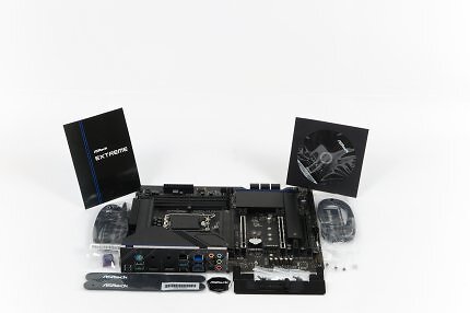 Asrock Z690 Extreme: Packungsinhalt (bei unserem Pre-Launch-Sample ohne Packung)