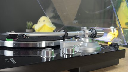 Der aus Aluminium gefertigte Tonarm mit 11,95 mm Durchmesser ist stabil und kardanisch gelagert. Lagerung und Lift wirken wie aus einem Guss. Schlitzschrauben an der kardanischen Tonarmlagerung sind dagegen ungewöhnlich.