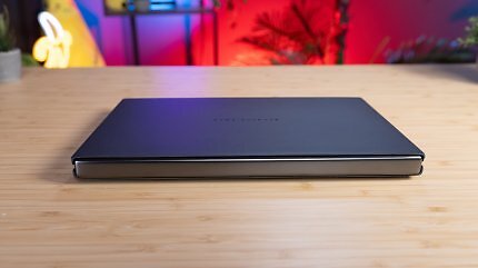 Das Gerät lässt sich auch ohne Tastatur zuklappen, allerdings könnten dann die beiden Displays Schaden nehmen.