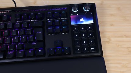 Im Numpad-Mode nutzen Sie die Stream-Deck-Einheit als regulären Nummernblock. Der ist durch den Hauptbildschirm und die Mini-LCDs der Tasten sehr gut beleuchtet. Benötigen Sie Rechenoperationen, müssen Sie die Taste '+-*/' betätigen.