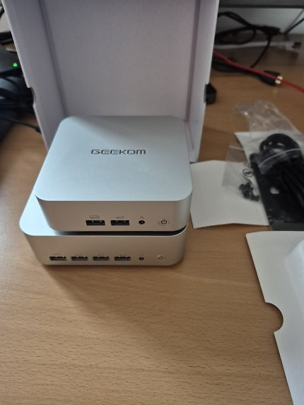 Geekom A7 vgl. A7 Max. Nur die Max-Version hat 4 USB-Anschlüsse vorne.