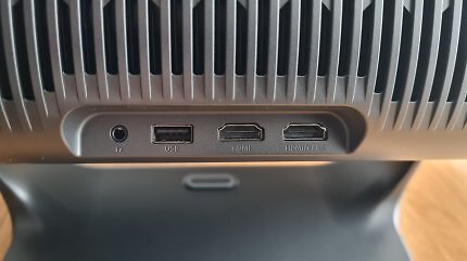 Ein grauer Beamer auf einem Holztisch