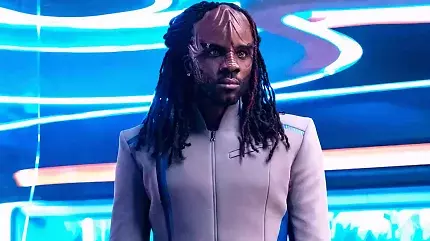 Karim Diané, der in Starfleet Academy den Klingonen Jay-Den Kraag spielt, verteidigt Alex Kurtzman.