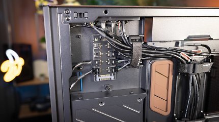 Mitgeliefert wird ein passender PWM-Hub von Noctua.