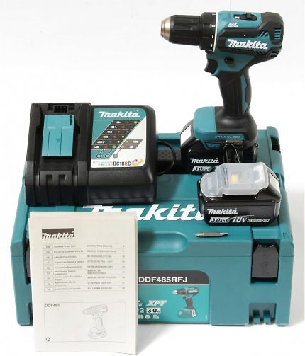 Der Makita DDF485RFJ ist ein Akku-Bohrschrauber im Set mit zwei 18V-Akkus und einem Ladegerät