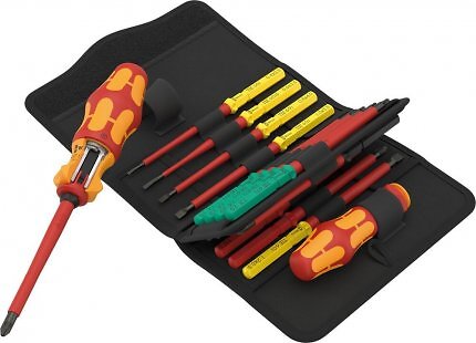 Das Kraftform Kompakt VDE 17 RA hat zwei Halter, einen mit Ratsche.
