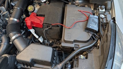 Einen passenden Platz im Motorraum für den Marderschreck zu finden, kann je nach Fahrzeug etwas knifflig werden.