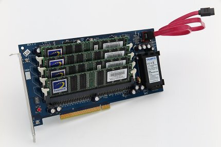 Vor schnellem NAND-Flash gab es (flüchtige) Solid-State-Laufwerke aus DRAM. 'RAM Drives' waren also RAM, aber kein Arbeits-, sondern Massenspeicher. (Hier mit SATA-Anbindung, die PCI-Karte dient nur als Halterung.)