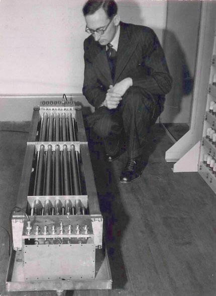 Arbeitsspeicher, aber kein RAM: In 'Delay Lines' rotieren Bits als Impulse; die CPU muss warten, bis sie vorbeikommen. Als Medium diente Quecksilber wegen seiner akustischen Kompatibilität zu Quarzkristallen, die als Sender und Empfänger dienten.