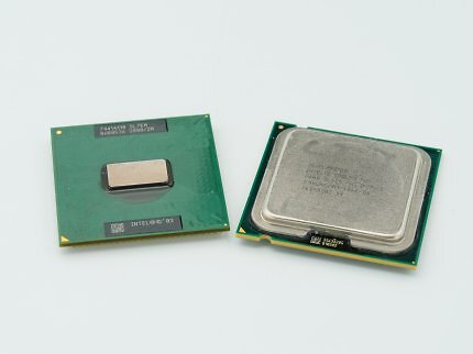 Nach drei Jahren Pentium M (M755, links) und Core Solo/Core Duo verstand Intel, dass auch Desktop-Nutzer effiziente CPUs wollen, und veröffentlichte den Core 2 Duo (E6600, rechts).